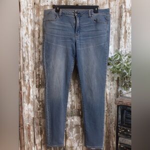 American Eagle Super Stretch Light/Medium Wash Blue Jegging Womens 18